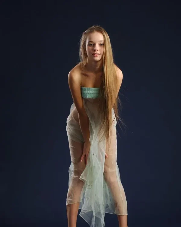 28112500001780 MODEL STUDY 8X10 PRINT