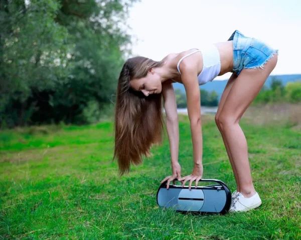 28112500010494 MODEL STUDY 8X10 PRINT