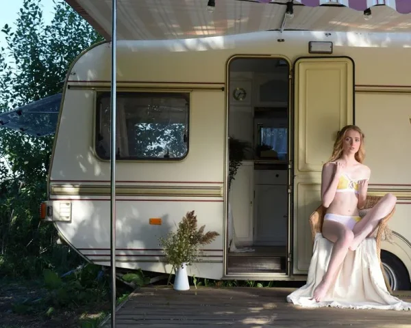 28112500106820 MODEL STUDY 8X10 PRINT