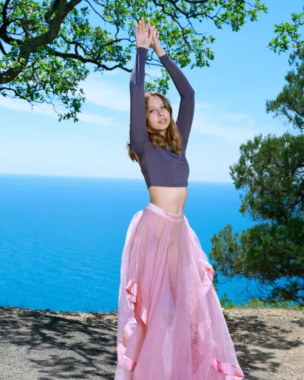 04032600007071 MODEL STUDY 8X10 PRINT