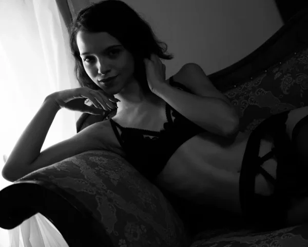 04032600075227 MODEL STUDY 8X10 PRINT