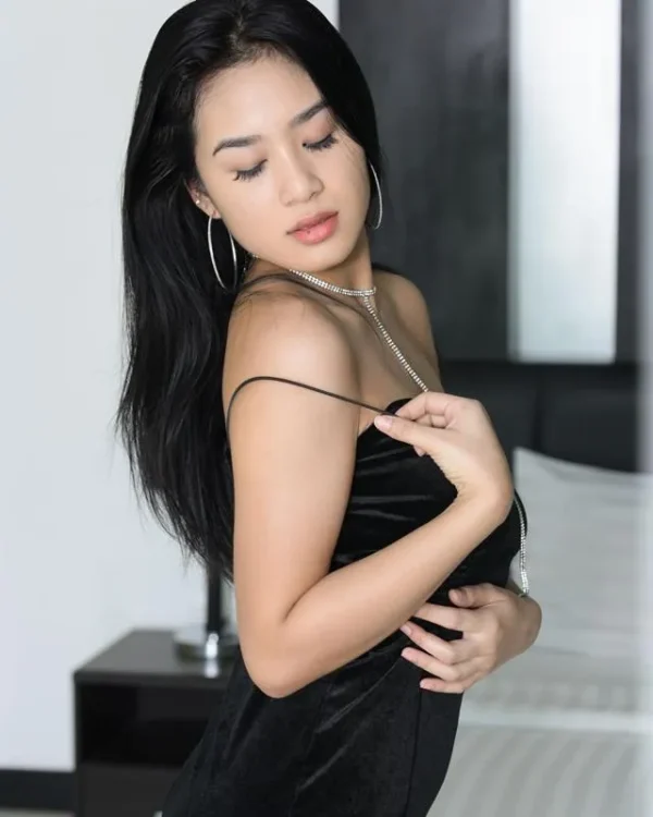 28112500008963 MODEL STUDY 8X10 PRINT